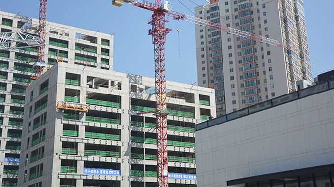 甘肅建投裝備制造有限公司是甘肅省建設(shè)投資（控股）集團(tuán)有限公司直屬企業(yè)，成立于2010年10月，坐落于甘肅蘭州彭家坪國(guó)家級(jí)裝備制造工業(yè)園，占地155畝，是西北地區(qū)最早具有起重機(jī)械生產(chǎn)資質(zhì)的企業(yè)，年產(chǎn)各類型號(hào)起重機(jī)械500余臺(tái)。建司十年來(lái)，公司先后榮獲年度中國(guó)塔機(jī)行業(yè)十強(qiáng)企業(yè)、全國(guó)售后服務(wù)先進(jìn)單位、全國(guó)建筑施工機(jī)械租賃50強(qiáng)企業(yè)等30余項(xiàng)榮譽(yù)稱號(hào)...